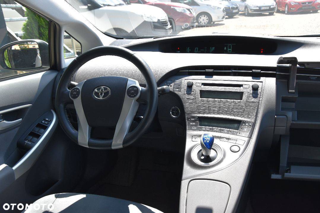 Toyota Prius 1.8 rok 2011 przebieg 123 595 km Hybryda cena